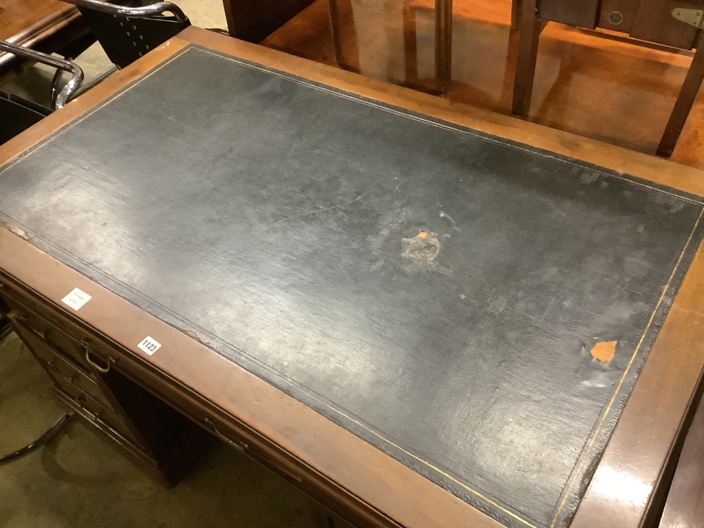 An Edwardian mahogany pedestal desk, length138cm, depth 80cm, height 81cm